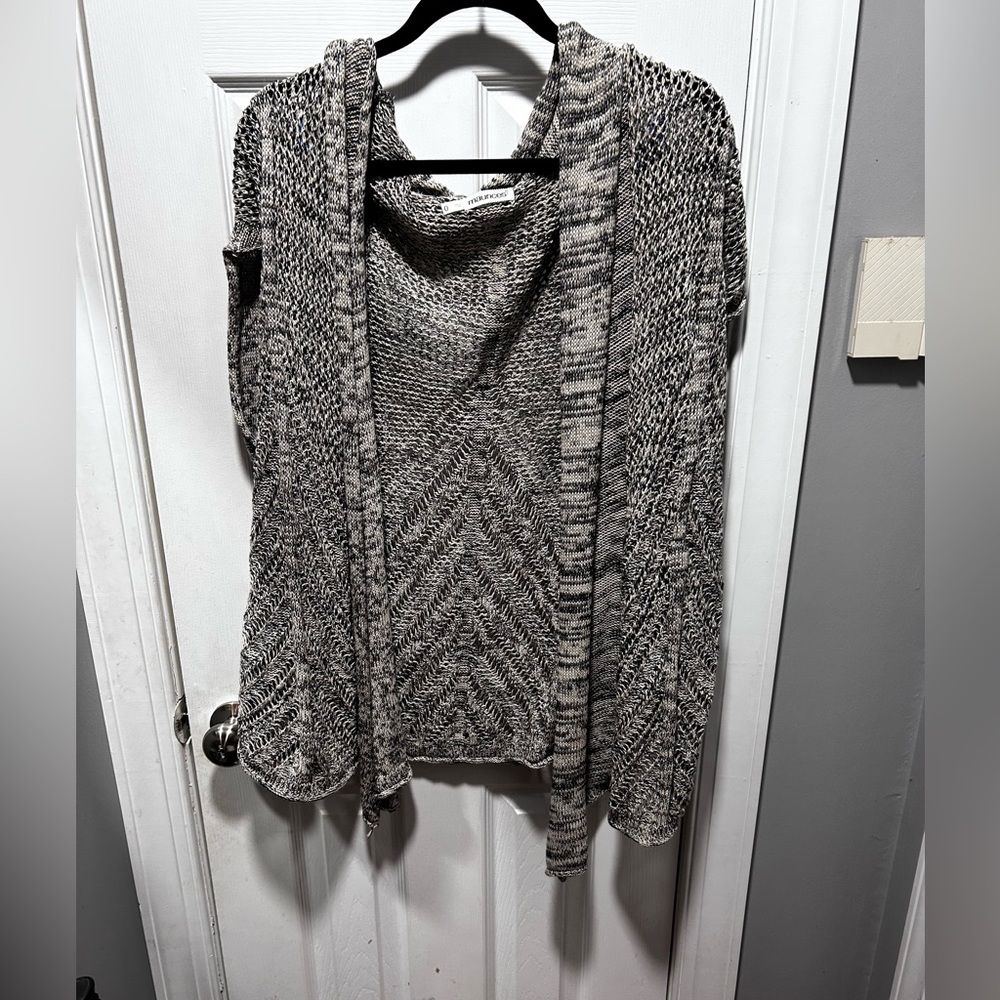 Short sleeve knitted sweater